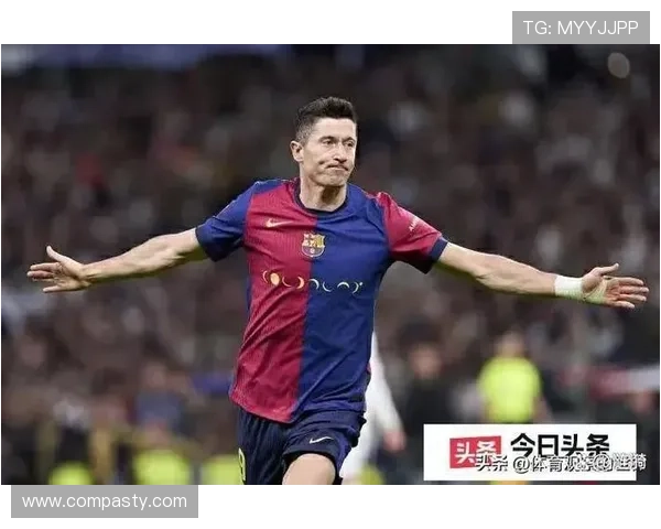 莱万盼助巴萨双冠后再续约